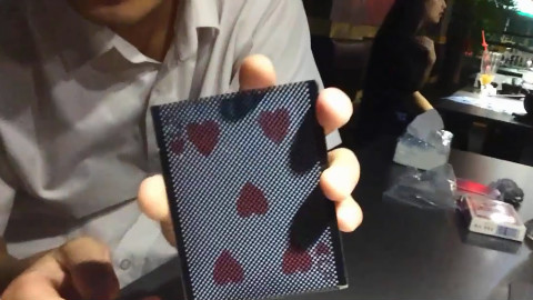 扑克牌瞬间消失并转移魔术,身边的妹纸惊呆了